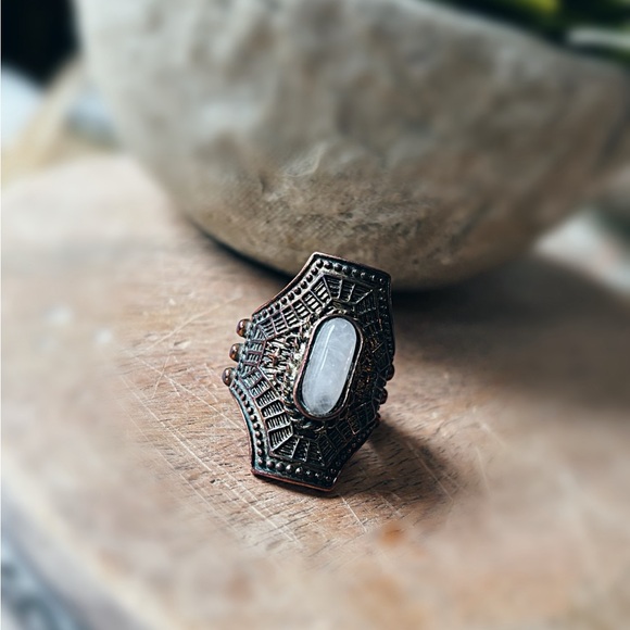 Ring / Statement Piece - Picture 5 of 9